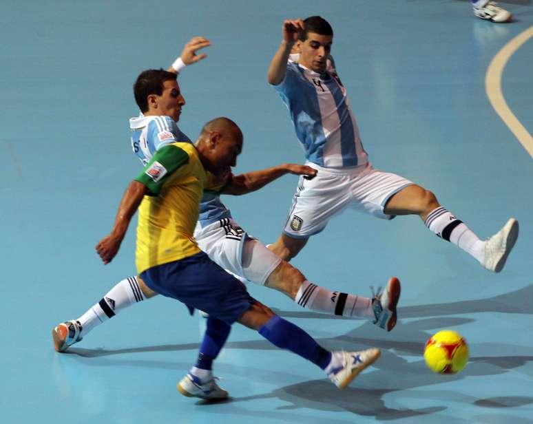 Brasil fez um primeiro tempo ruim e saiu perdendo por 2 a 0 diante da Argentina