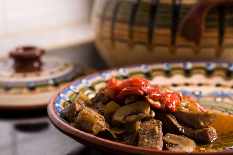 Misturada com legumes, a porção de carne fortemente aromatizada com canela e pimenta de cheiro dá o tempero para o pepperpot