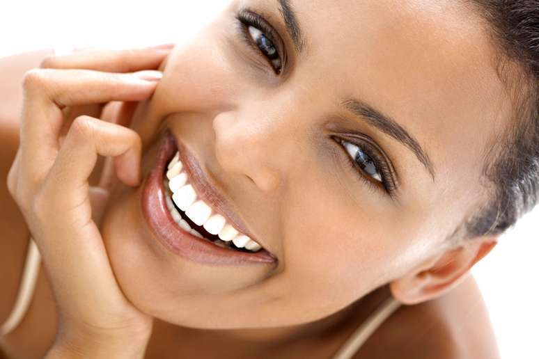 Rico em vitamina E, polifenóis e ácidos graxos essenciais, como o ômega 6 e 9, a maravilha do mundo árabe exerce a função de um poderoso antioxidante e anti-idade para a cútis do rosto