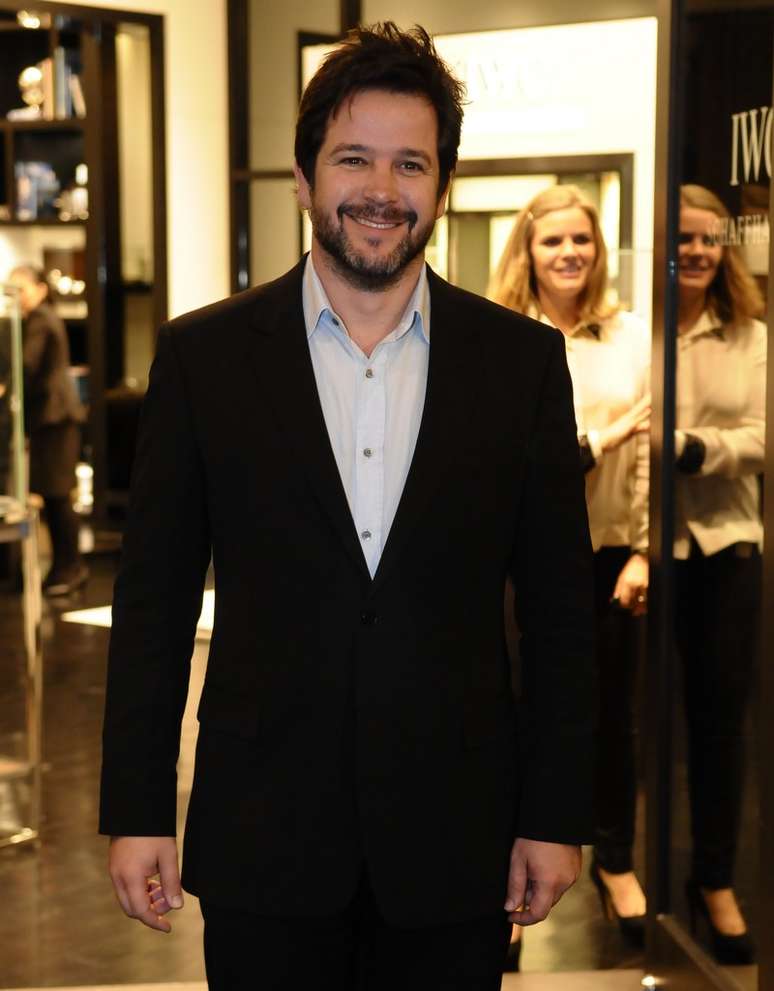 Murilo Benício foi à inauguração com terno e camisa semi-aberta