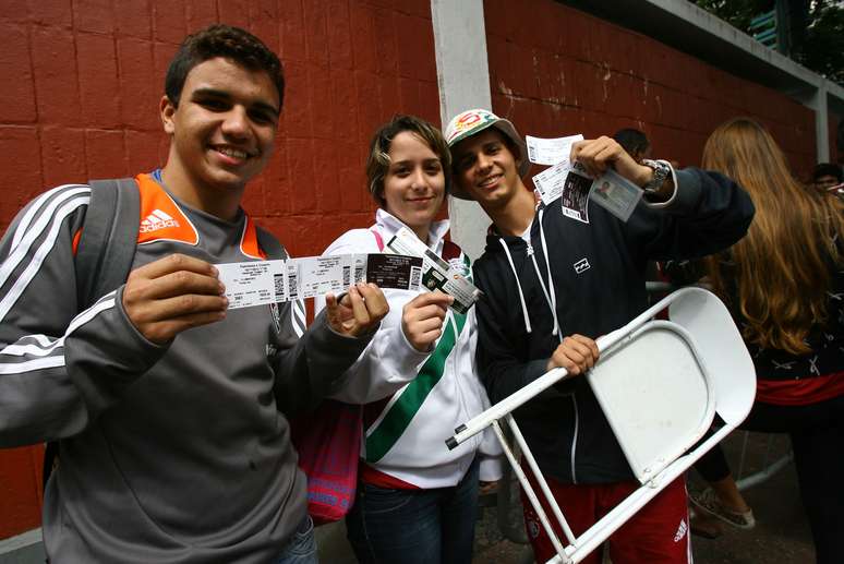 Torcedores fizeram longas filas para comprar entradas para duelo contra o Cruzeiro