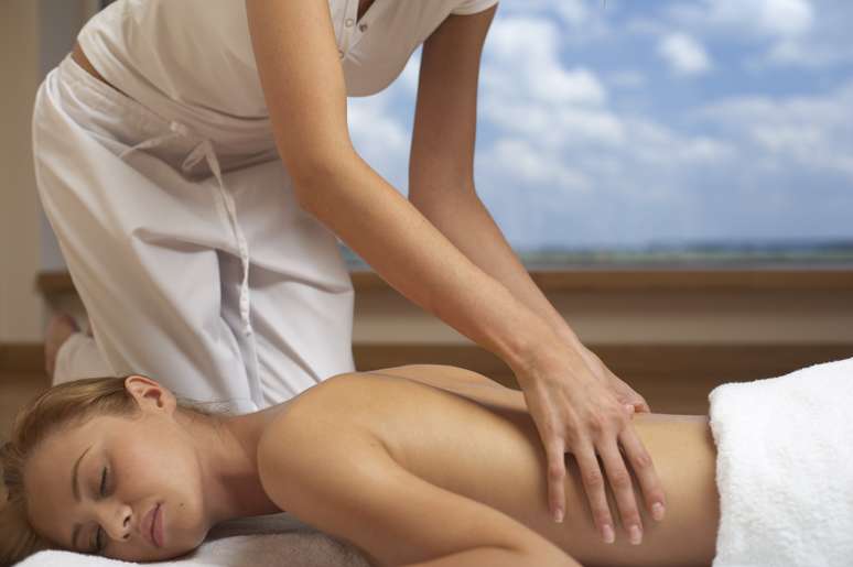 Se você nunca experimentou uma massagem profissional, provavelmente, como a maioria das pessoas, não pensa em gastar o seu dinheiro com algo que é visto como luxo ou capricho. No entanto, é importante saber que sessões regulares de massagem não só ajudam a relaxar como também podem servir de tratamento para alguns problemas de saúde. Veja - Dor nas costas: um grande número de pessoas terá dores nas costas em algum ponto da vida. E é provado que a massagem pode ajudar essas pessoas a sentir menos dor e funcionar melhor, com efeitos que duram o mesmo tempo que certas medicações