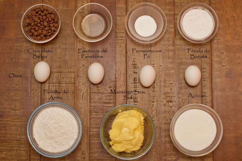 Ingredientes: 250g manteiga sem sal temperatura ambiente; 1 1/4 xícara de açúcar; 4 ovos; 1 1/2 colher (sopa) essência de panetone; 1 1/2 xícara farinha de arroz; 1/2 xícara fécula de batata; 1 xícara gotas de chocolate ao leite ou amargo