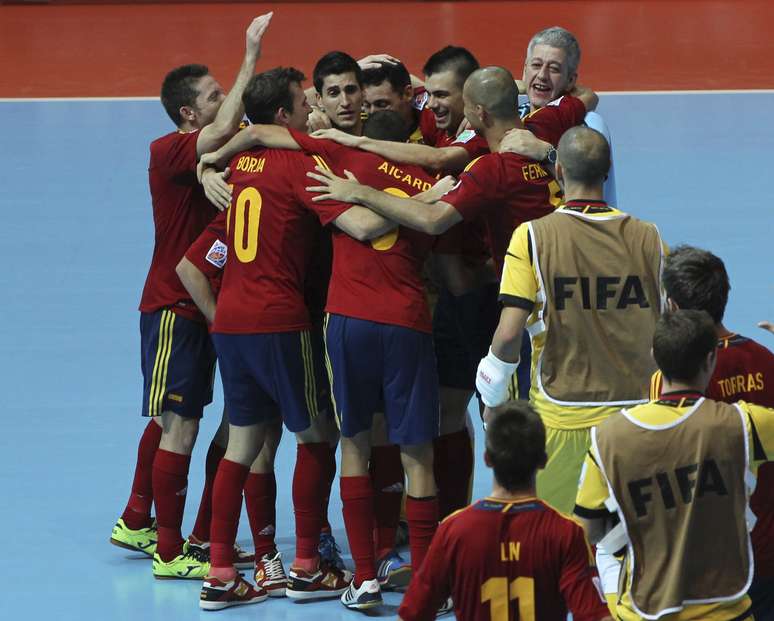 Espanha festeja após vencer a Itália por 4 a 1 na semifinal do Mundial de Futsal; time ibérico vai disputar a quinta final seguida