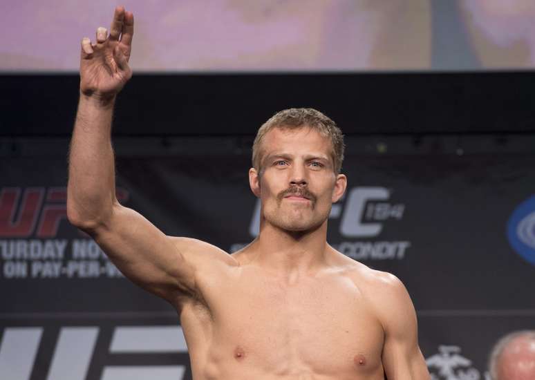 Americano Nick Ring passou mal e teve combate cancelado no UFC 154