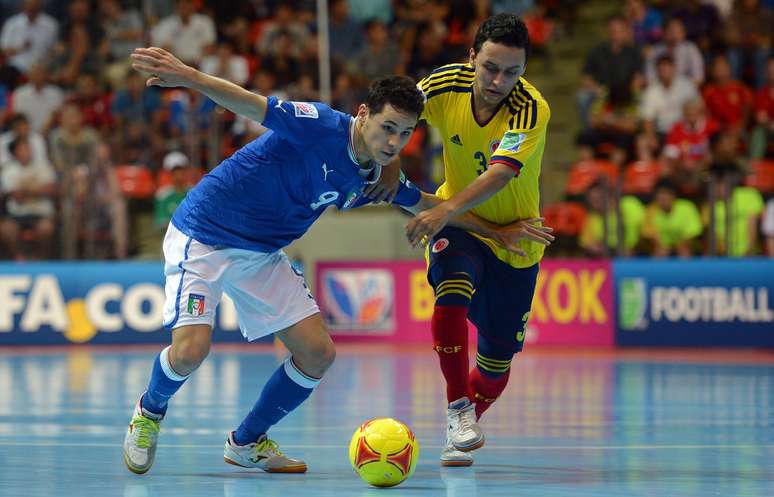 Alexmerlin dribla colombiano em lance da partida. Após um primeiro tempo sem gols, os italianos dominaram a segunda parcial e marcaram três vezes