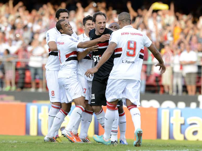 Rogério Ceni fez o gol da virada e comemorou com Ganso