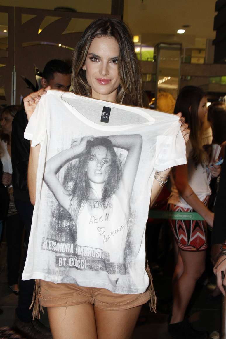 Alessandra autografou camisetas com sua foto durante o evento