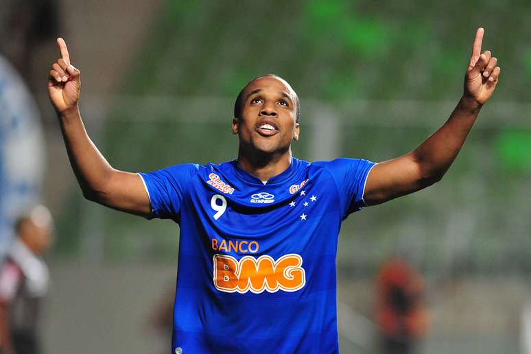 Cruzeiro recebe R$ 12 milhões por ano para estampar a marca BMG em seu uniforme