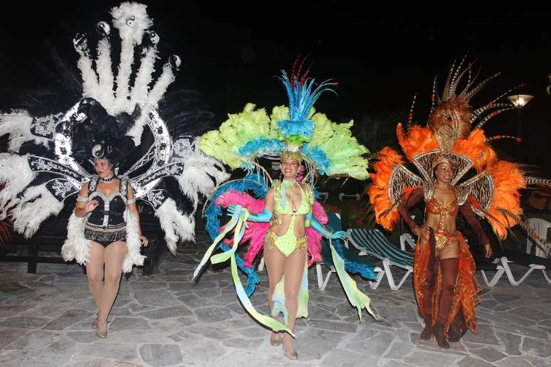 O Carnaval começa em janeiro e dura mais de um mês. O desfile de abertura é o das Crianças e o de encerramento, o Grande Desfile