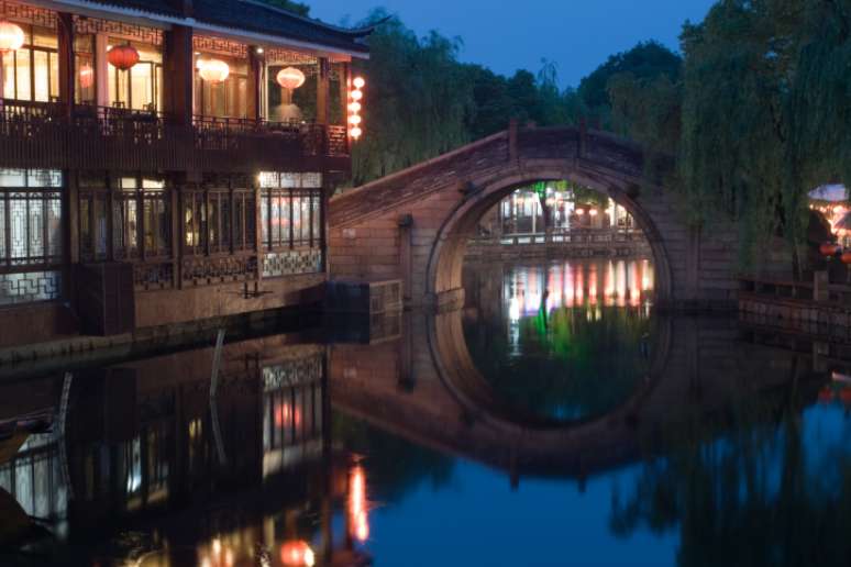 Cidades Aquáticas da China, China: a cerca de uma hora de carro de Shanghai, os turistas encontram seis cidades antigas com mais de 2 mil anos, construídas sobre canais que partem do rio Yangtze. Wuzhen, Zhouzhuang, Tongli, Nanxun, Xitang e Zhujiajiao têm uma linda arquitetura tradicional, com belas pontes que cruzam os canais