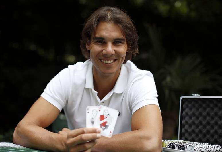 O tenista espanhol Rafael Nadal posa após entrevista com a Reuters em Madri, na Espanha. Nadal voltou aos treinos e começou a bater bolas novamente na terça-feira pela primeira vez desde a última lesão no joelho que forçou a saída do Aberto dos EUA, no final de agosto. 18/09/2012