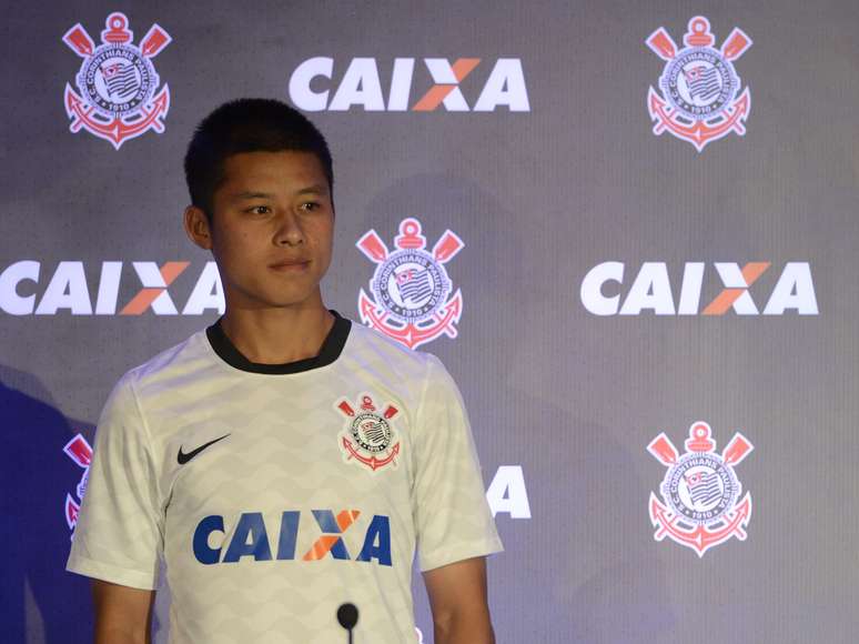 Zizao fez as vezes de modelo em lançamento de camisa com novo patrocinador