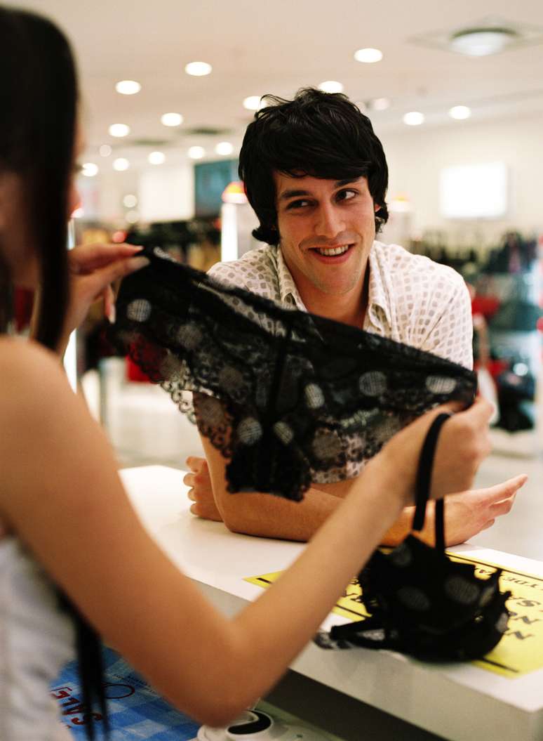 Na hora de comprar lingerie para a parceira é sempre bom ouvir a opinião de uma mulher