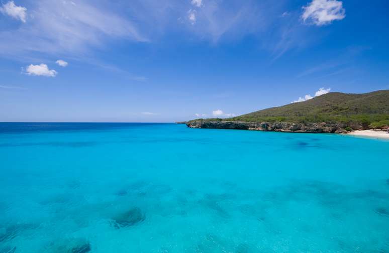 Tom turquesa, característico das águas do litoral de Curaçao, leva turistas a passar um dia de sol e, ainda, praticar mergulho