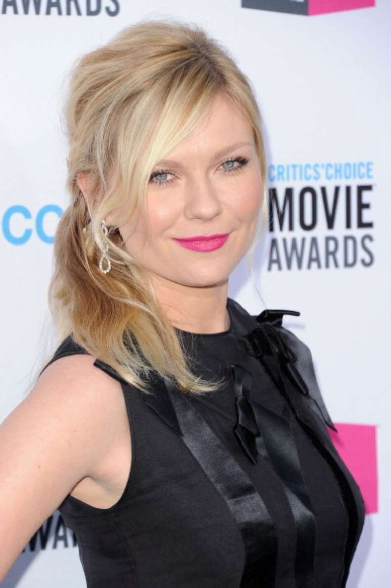 Atriz norte-americana Kirsten Dunst promete encantar ainda mais o público com seu já conhecido talento e beleza radiante na comédia Quatro Amigas e um Casamento, nas telas brasileiras a partir de 30 novembro