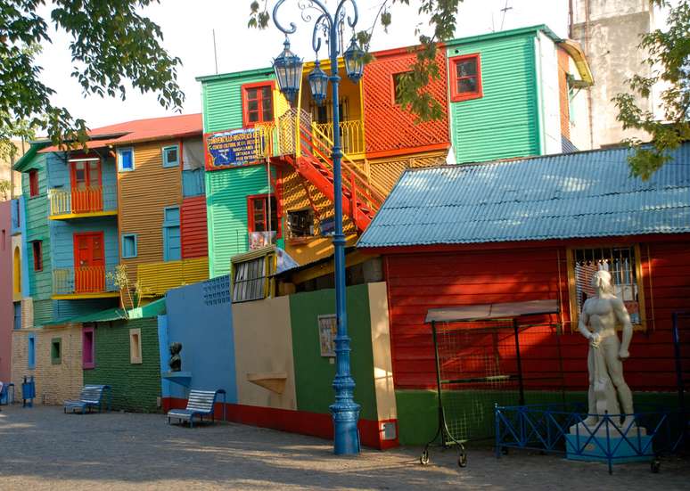 La Boca, o mais famoso bairro de Buenos Aires, reúne duas grandes paixões argentinas: tango e futebol. Suas ruas são verdadeiras milongas a céu aberto e ali fica o estádio do clube mais popular do país, o Boca Juniors. A região começou a ser habitada por imigrantes italianos no século 19, principalmente genoveses, que pintavam suas casas com as sobras das tintas usadas nos navios do porto