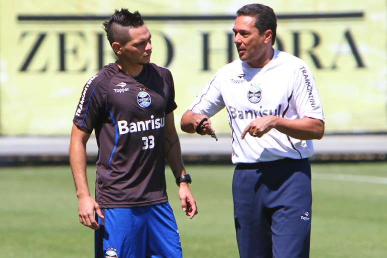 Com pagamento de dívida com o Santos, lateral Pará fica próximo de permanecer no Grêmio para 2013