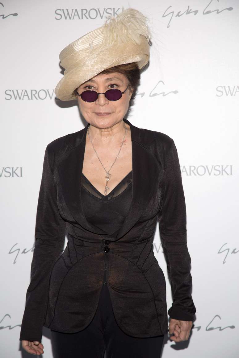"Eu fiz essa coleção com amor e dei-lhe como presente de casamento", disse Yoko