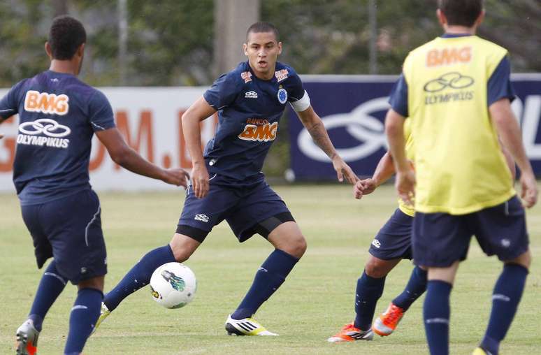 Atacante tem contrato com o Cruzeiro até o final de 2013 e vai para o West Ham por empréstimo