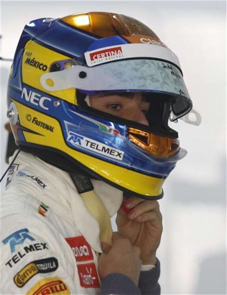 O piloto Esteban Gutierrez do México, ajusta seu capacete antes do primeiro treino do Grande Prêmio de F1 no circuito internacional buddh, em Nova Délhi. Gutiérrez vai correr pela Sauber na próxima temporada da Fórmula 1 ao lado do alemão Nico Hulkenberg, anunciou a equipe nesta sexta-feira. Foto de Arquivo. 26/10/2012