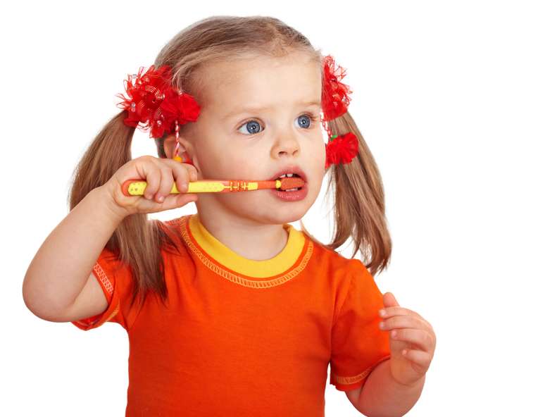 Aunque se recomiende empezar la higiene oral de los niños durante los primeros meses de vida, hay que tener en cuenta algunas cuestiones importantes sobre la salud bucal a esa edad.