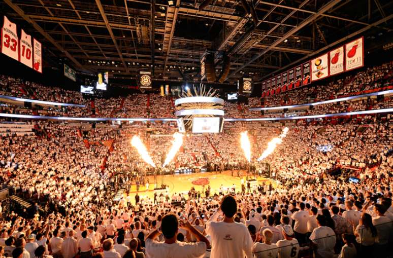 A casa do melhor time de basquete da NBA tem nome e sobrenome. A American Airlines Arena, ginásio onde o Miami Heat manda seus jogos, viu a equipe comemorar recentemente o título do campeonato nacional de basquete. Construído em 1998, o complexo esportivo fica na Biscayne Bay e também é utilizado para a realização de grandes shows musicais 