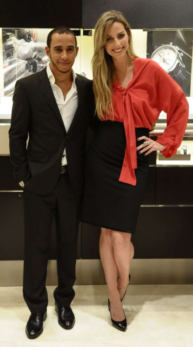 Hamilton posou ao lado de Mariana Weickert, outra convidada