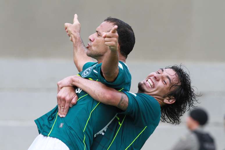 Iarley comemora gol do título do Goiás no Serra Dourada