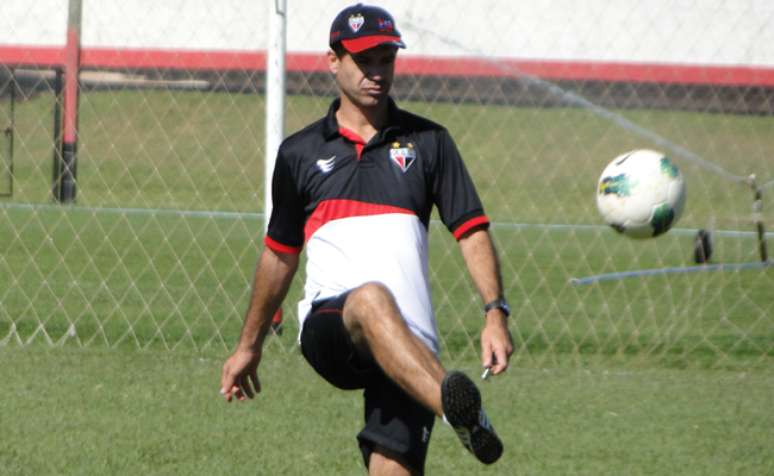 Jairo Araújo, treinador do Atlético-GO, prevê partida movimentada