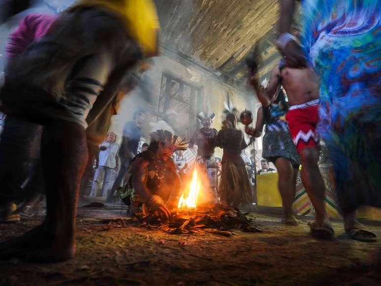 23/11: os índios da Aldeia Maracanã, localizada no interior do antigo Museu do Índio, ao lado do Estádio Jornalista Mário Filho, temem a desocupação iminente do prédio e prometem resistir