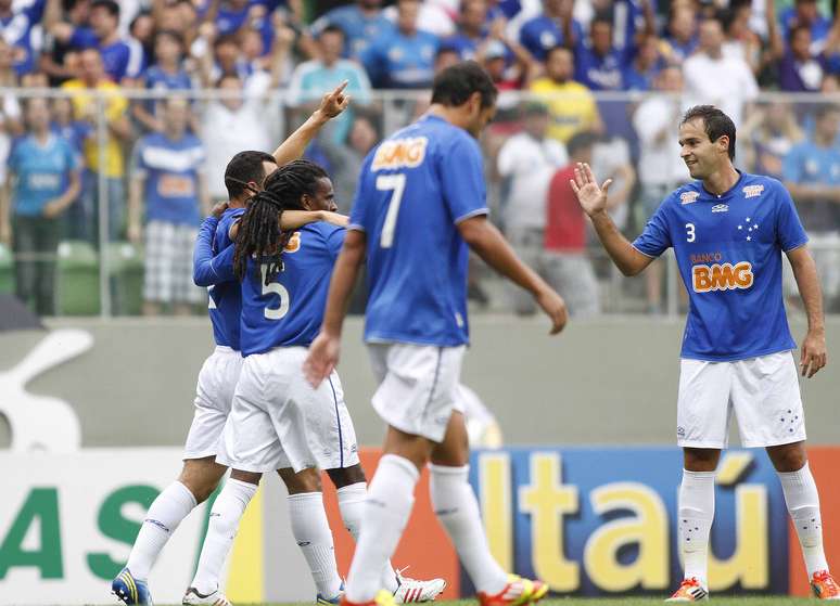 Cruzeiro venceu o Coritiba por 2 a 1, neste domingo, no Estádio Independência, e garantiu o terceiro triunfo consecutivo a uma rodada do final do Campeonato Brasileiro