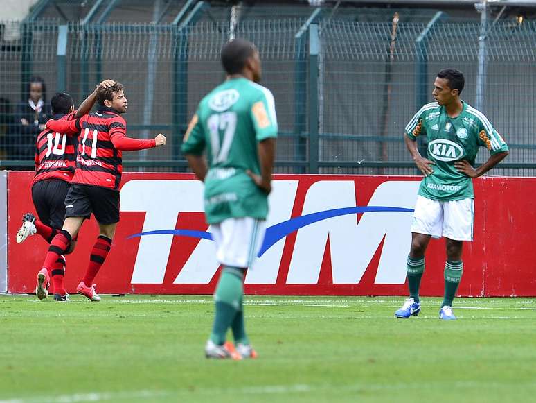 Atlético-GO venceu no Pacaembu e deixou a lanterna do Campeonato Brasileiro