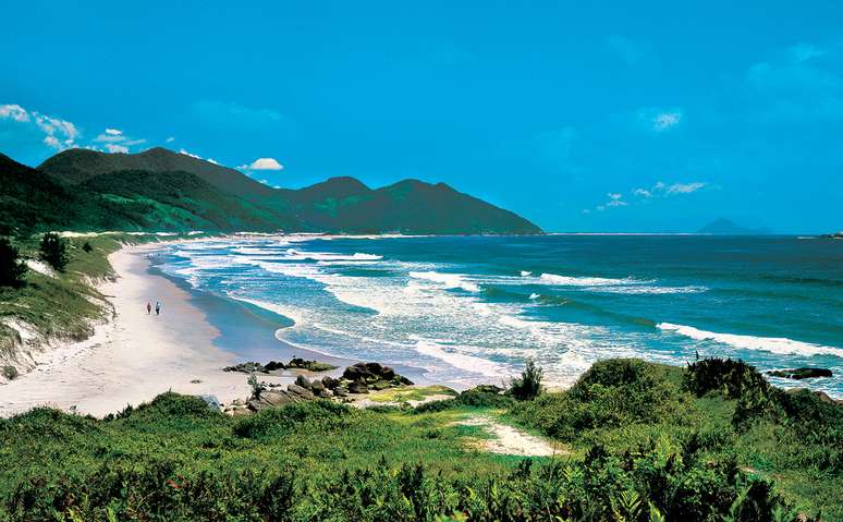 Garopaba, Santa Catarina: principal praia da cidade de Garopaba, em Santa Catarina, Garopaba tem 2 km de extensão com uma vila de pescadores, casas de verão, pousadas e restaurante.  Com acomodações para até seis pessoas, a Pousada Garopaba é ideal para se hospedar em família num dos destinos mais atrativos do litoral catarinense