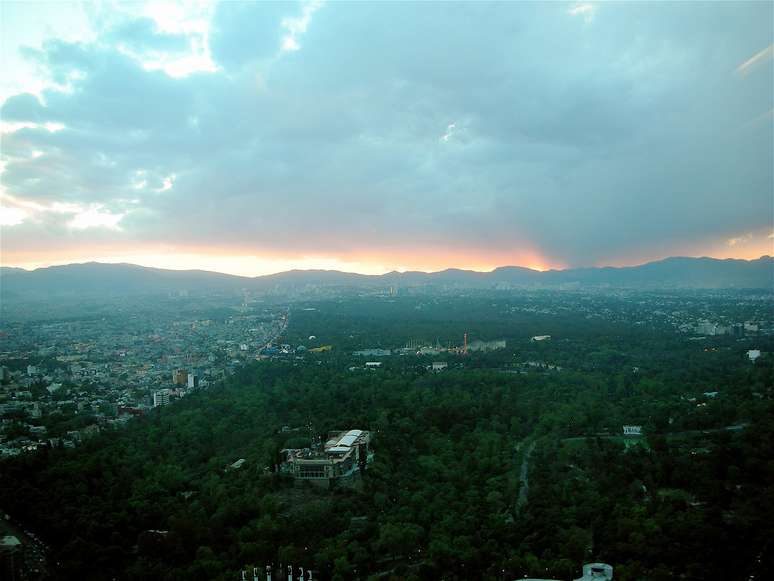 Local sagrado e estratégico para os astecas, Chapultepec é hoje o maior parque urbano da América Latina. Situada no coração da Cidade do México, a área de 686 hectares reúne diversas atrações no mesmo espaço, como museus, parques de diversão, esculturas astecas, lagos, fontes, um castelo e até um zoológico. Além, é claro, de uma extensa área verde. Chapultepec na língua asteca significa colina do gafanhoto, uma referência ao formato do parque