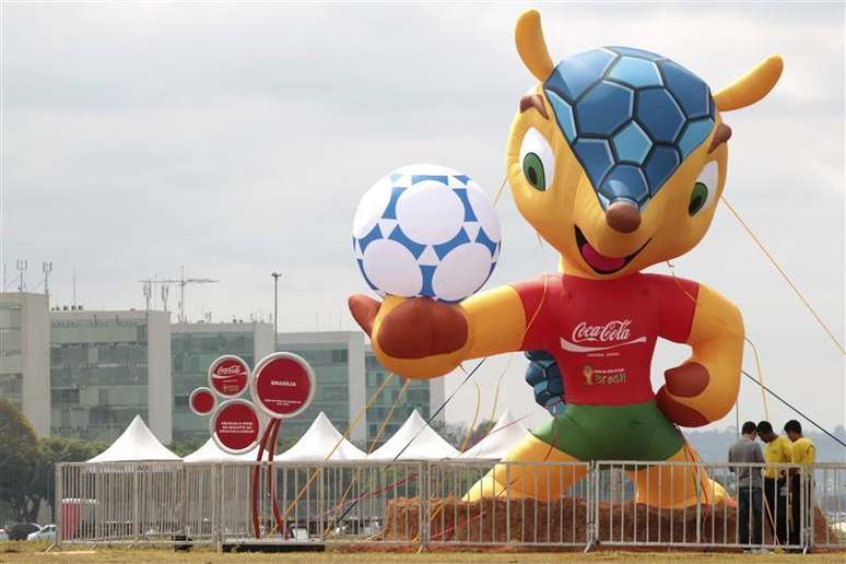Boneco da mascote da Copa do Mundo de 2014 é exposto na Esplanada dos Ministérios em Brasília. A mascote oficial da Copa do Mundo de 2014 no Brasil vai se chamar "Fuleco", uma palavra que os organizadores afirmam transmitir uma mensagem de consciência ambiental. 24/09/2012