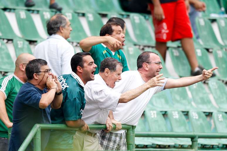 Torcida do Guarani protesta contra o rebaixamento do clube à Série C do Brasileiro