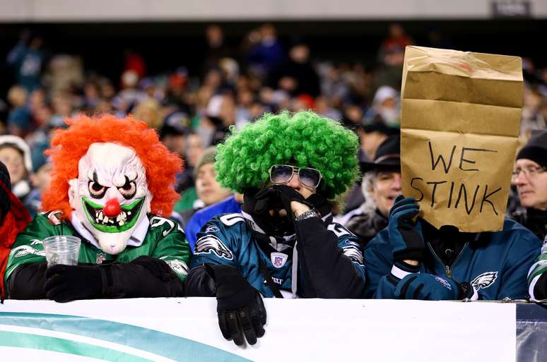 Todo início de temporada a fanática torcida do Philadelphia Eagles credencia o time como um dos grandes favoritos para a conquista do título do Super Bowl. As duas vitórias nos dois primeiros jogos da temporada regular deixaram os torcedores dos Eagles ainda mais esperançosos na busca do cobiçado troféu, mas a equipe não correspondeu mais às expectativas. Na noite desta segunda-feira, o time da Filadélfia foi derrotado pelo Carolina Panthers, por 30 a 22, na Lincoln Financial Field, na Pensilvânia