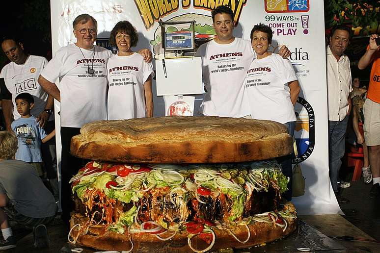 Entre os recordes mundiais mais impressionantes está o hambúrguer de 352,44 kg vendido nos Estados Unidos