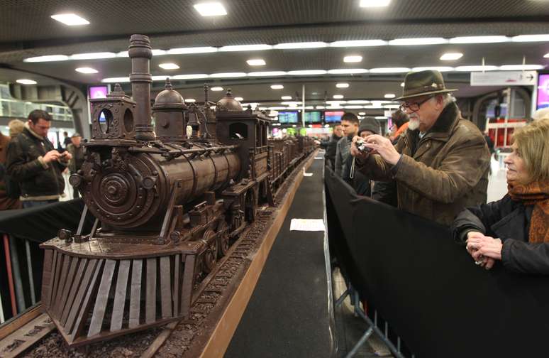 Um mestre chocolateiro fabricou a maior estrutura já feita com o doce, que entrou para o livro dos recordes, o Guinness World Record. O maltês Andrew Farrugia apresentou na Semana do Chocolate de Bruxelas, na Bélgica, um trem que mede 34 metros e pesa pouco mais de uma tonelada