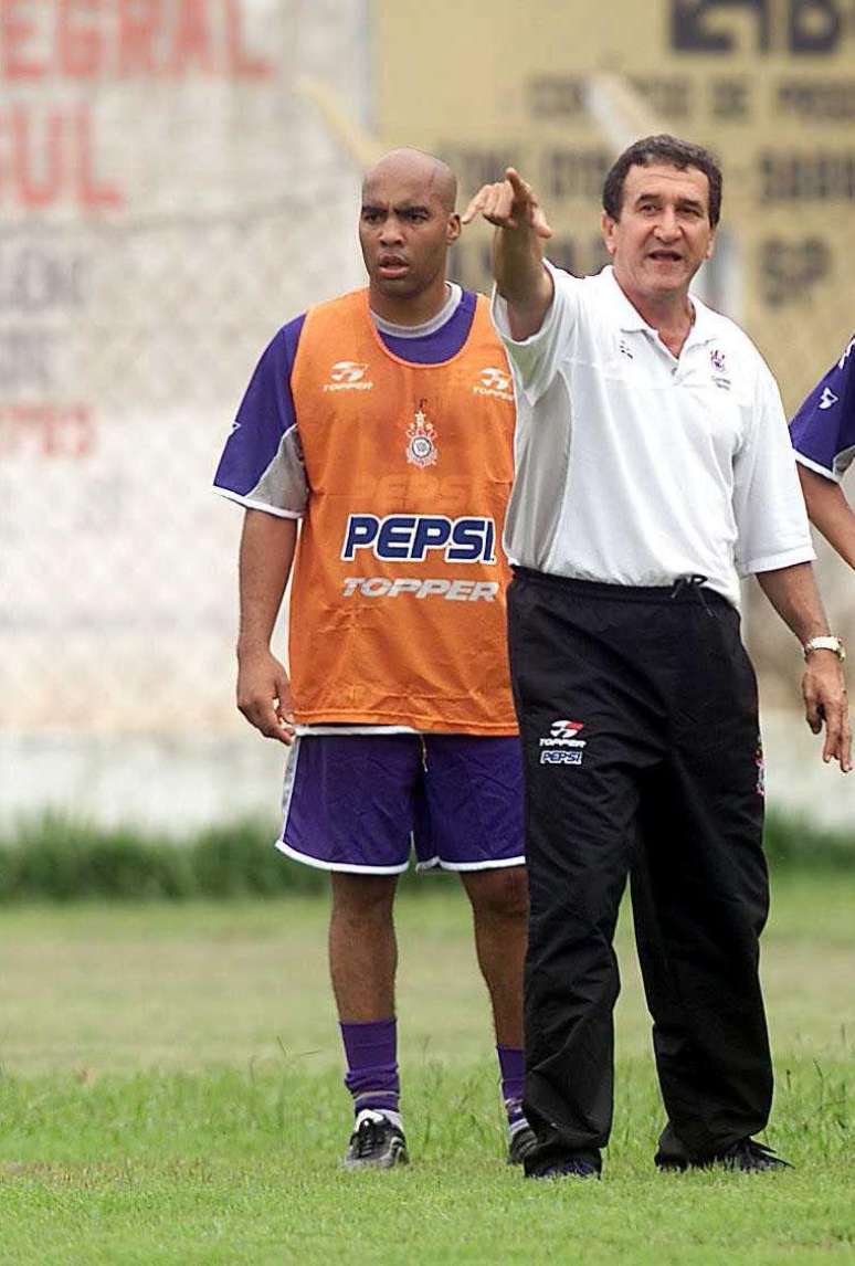 Carlos Alberto Parreira, ao lado do zagueiro Batata, comanda treino do Corinthians na temporada de 2002