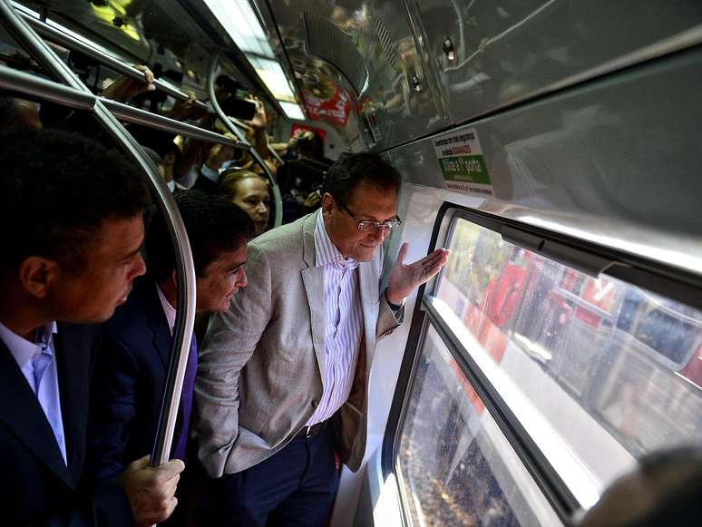 Valcke, Ronaldo e o restante da comitiva da Fifa vão a Itaquera de metrô