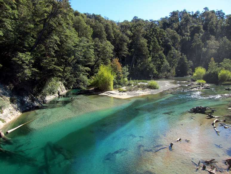 O Caminho dos Sete Lagos é o nome dado ao trecho da Ruta Nacional 40, que une as cidades de San Martin de Los Andes e Villa La Angostura