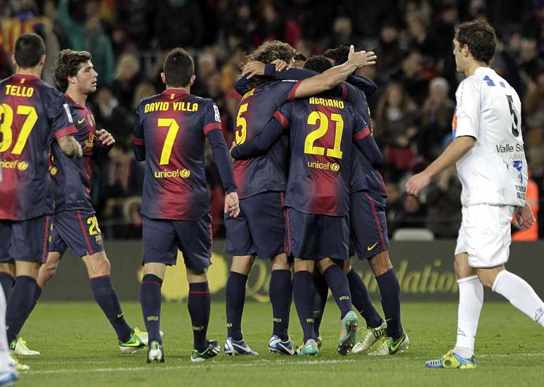 Com dois gols de David Villa, o Barcelona venceu o Alavés por 3 a 1 nesta quarta-feira e confirmou vaga nas oitavas de final da Copa do Rei