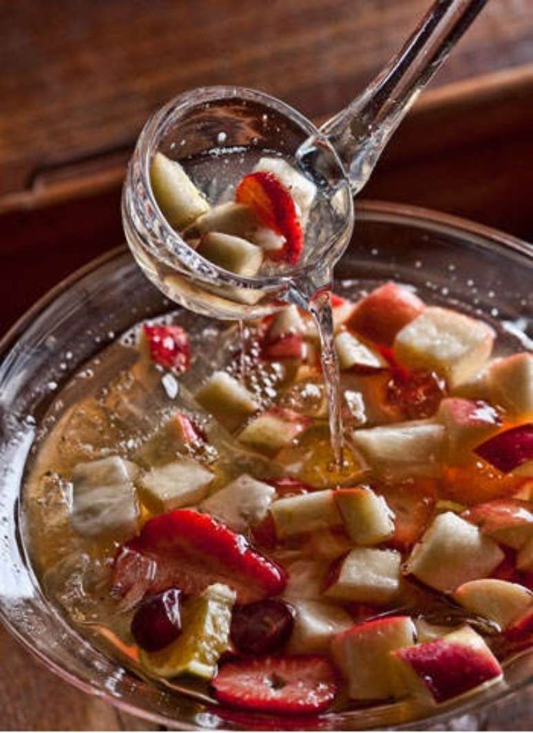 Para a caipirinha de vinho branco, a sommelier Daniella Romano usa licor do tipo Triple Sec, água carbonatada, pêssego, maçã, abacaxi, pera e uva