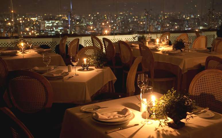 Localizado no 41º andar do edifício Itália, o restaurante reúne charme, sofisticação e boa comida