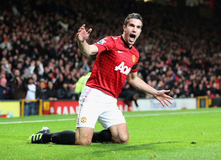 Van Persie marcou o gol da vitória do líder Manchester United