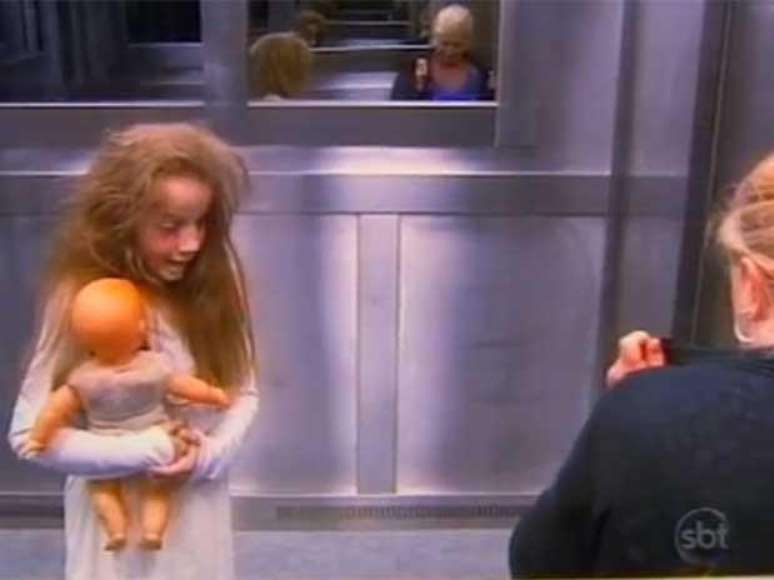 Menina fantasma do elevador conta que teve vontade de rir durante gravação de pegadinha do SBT