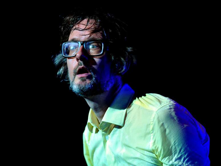 Jarvis Cocker autografou discos e jogou balas para a plateia