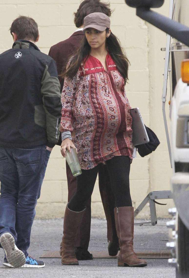 Grávida de oito meses de seu terceiro filho, Camila Alves visitou&nbsp;Matthew McConaughey no set do filme 'The Dallas Buyers Club', nessa quinta-feira (29), em Nova Orleans